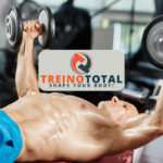 Crucifixo com Halter no Banco: Técnica, Benefícios e Dicas para Executar com Perfeição crucifixo