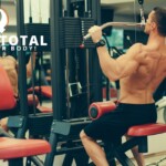 Puxada alta na polia: Como executar Músculos trabalhados e muito mais puxada alta