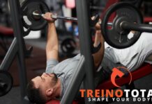 Supino declinado com barra: para que serve, como fazer, qual substitui supino declinado com barra