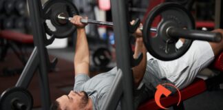 Supino declinado com barra: para que serve, como fazer, qual substitui supino declinado com barra